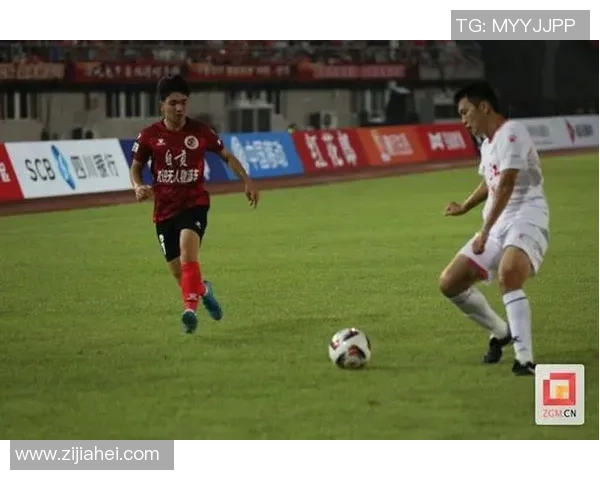 足球明星杰姆斯的传奇之路与他对足球的热爱与奉献